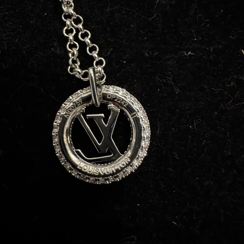 Louis Vuitton Elegant Crystal Pendant Necklace M00759 DP2242 - Picture 6 of 6